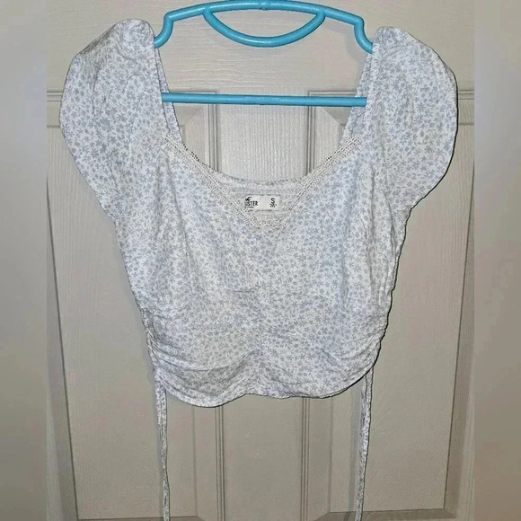 Hollister Side Cinch Tie Blue and White Floral Crop Top Blouse Junior's S - Picture 1 of 5